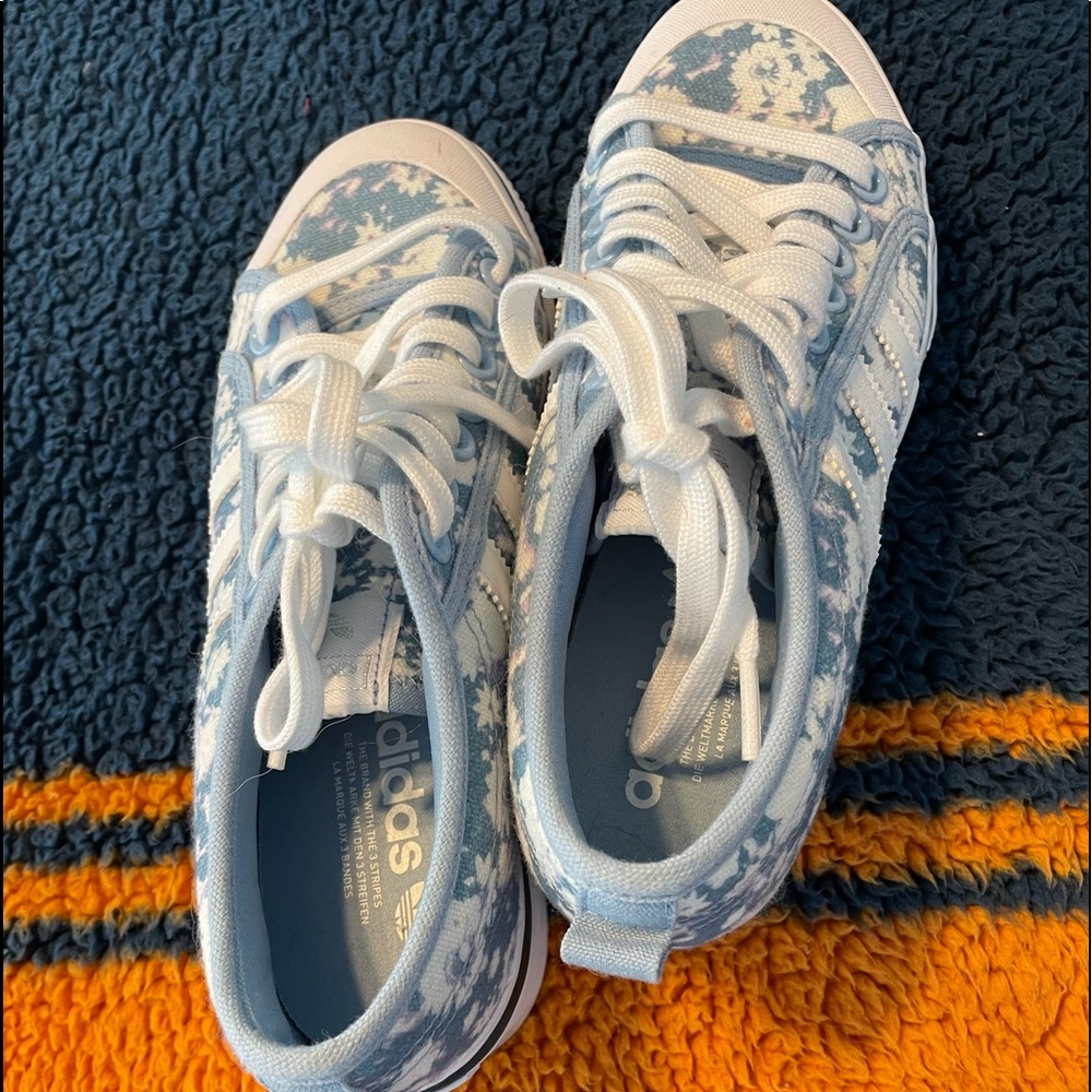Adidas brand new size 8 sneaker